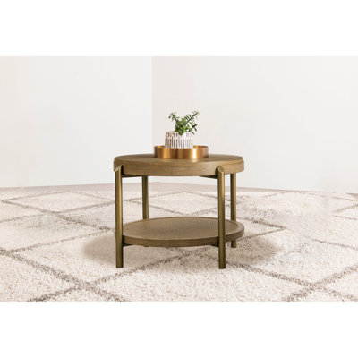 Table de bout ronde avec finition sable, bois d'hévéa et bois franc asiatique, tablette, pieds en métal pour la table de décor de style bord de mer, placage de bois de frêne d'ingénierie, mobilier de salon inférieur tissé naturel