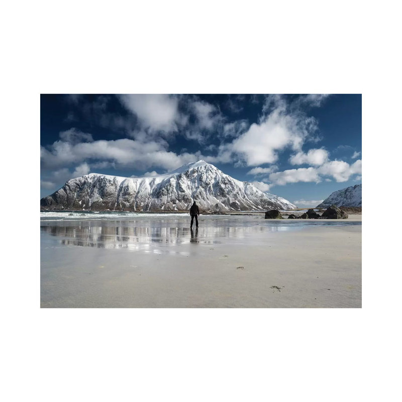 «Walk Alone» par Andreas Stridsberg - photographie sur toile tendue, H 40 po x l 60 po x 1,5 po