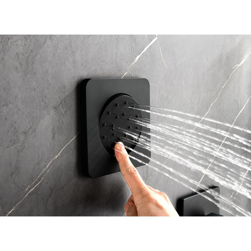 Système de douche noir mat avec débit d'eau fluide: tête, douche à main, barre coulissante, jets de corps, accoudoir, boyau, garniture de valve