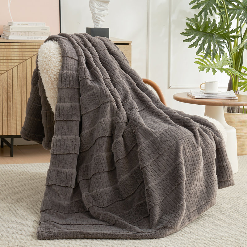 Jeté en fausse fourrure à rayures Amelie Home pour canapé, lit ou chaise, L 70 po x l 55 po, Gris