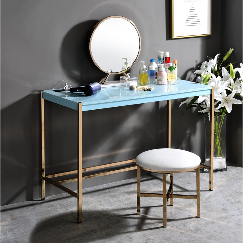 Bureau bleu et or élégant avec espace d'écriture pratique