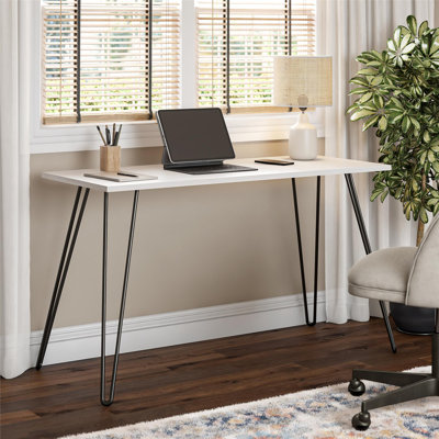 Élégant bureau d'écriture avec pieds en métal en épingle à cheveux noirs pour le bureau à domicile moderne et les espaces compacts