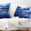 Coussin bleu foncé Sea with Pier Remains