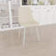 4 chaises de salle à manger modernes en lin beige, avec structure élégante et pieds en métal blanc, idéales pour votre intérieur.