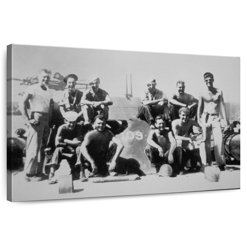 JFK avec l'équipage de son bateau de torpille de patrouille, H 8 po x l 12 po