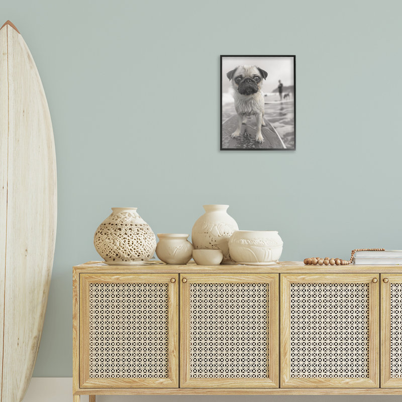 Boogie Pug Surfing, estampe numérique, design par Sophie 6, H 20 po x l 16 po, Giclée encadrée noir minuit