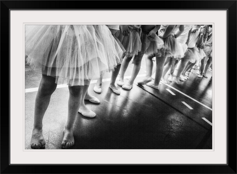 «Straub» Ballerina par Laura Mexia, reproduction de photo, H 32 po x l 44 po x P 1 po, Cadre noir
