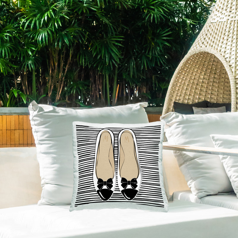 Design de coussin décoratif extérieur Bow Flats on Stripes par Martina Pavlova