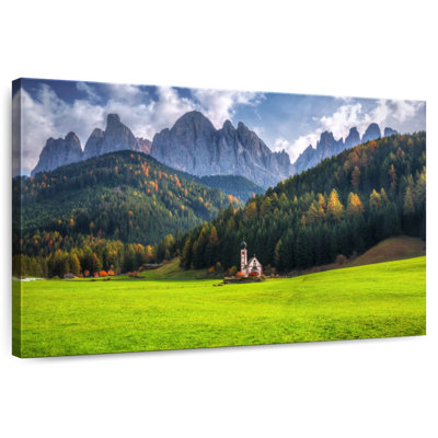 Dolomites d'Alvord derrière l'église Saint-Jean