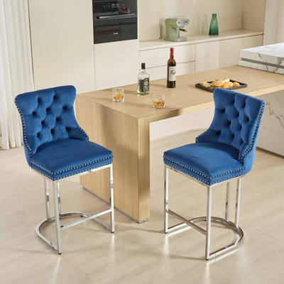 Tabourets de bar de 25 po de hauteur comptoir (paquet de 2), velours bleu moderne avec dossier à boutons et garniture de rivets, base en métal pour tables de salle à manger, chaises d'îlot de cuisine rembourrées