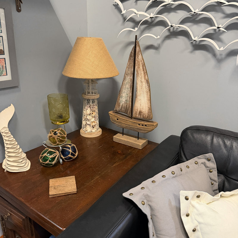 Sculpture de voilier en bois blanchi à la chaux et métal, style côtier, voiles turquoise, 56 cm de hauteur
