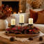 Centre de table automnal avec bougeoir en forme de citrouille et de feuille d'érable, arrangement floral artificiel de baies d'automne et plateau pour 3 bougies, idéal pour décorer le foyer ou la table à manger à l'occasion de Thanksgiving.