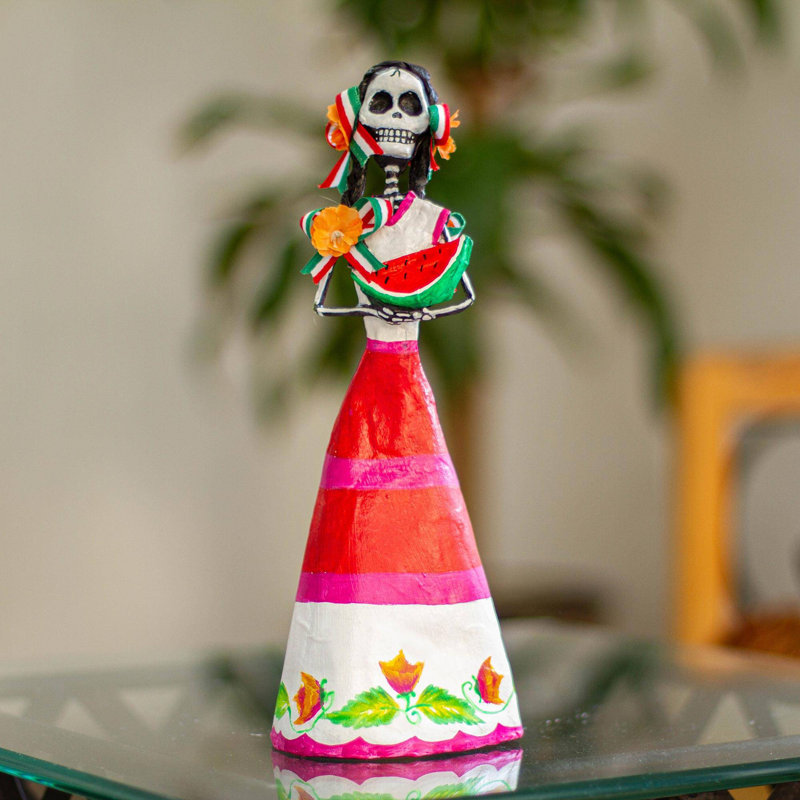 Sienne Catrina avec melon d'eau et papier mâché