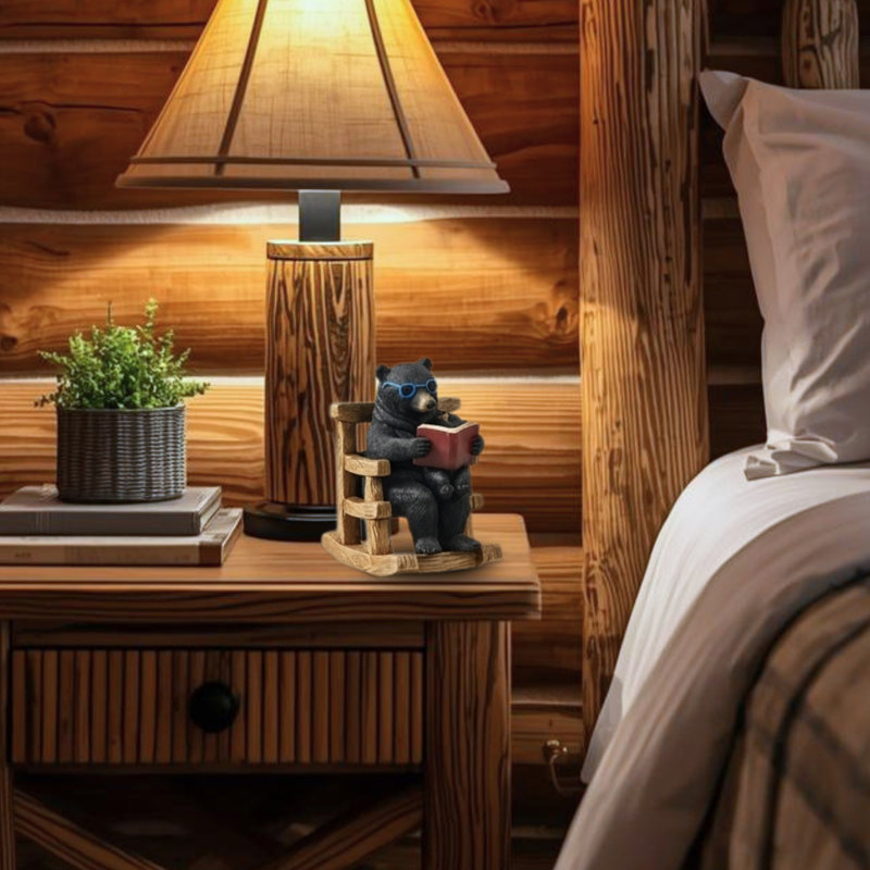 Figurine d'ours noir sur une chaise berçante - statue d'ours en résine pour la décoration intérieure - sculpture rustique en bois de chalet - ornement de chambre de bébé - cadeau unique pour les amoureux de la nature