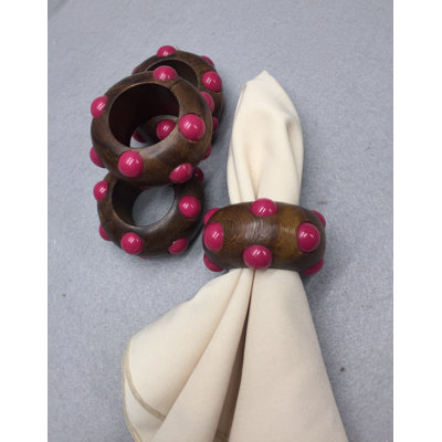 Rond de serviette de table rond en bois avec clous roses (ensemble de 4)