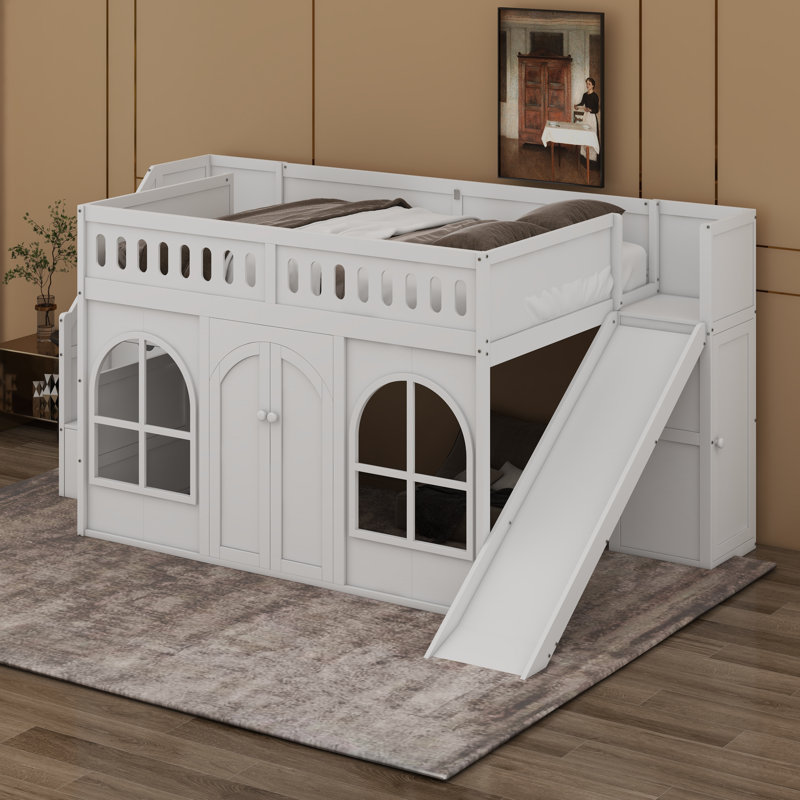 Lit mezzanine avec glissade, escalier de rangement et garde-corps de sécurité, structure de lit mezzanine en bois avec portes cintrées et découpes pour fenêtres