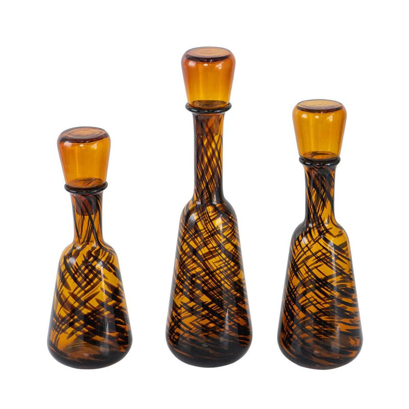 Ensemble de trois bouteilles décoratives en verre