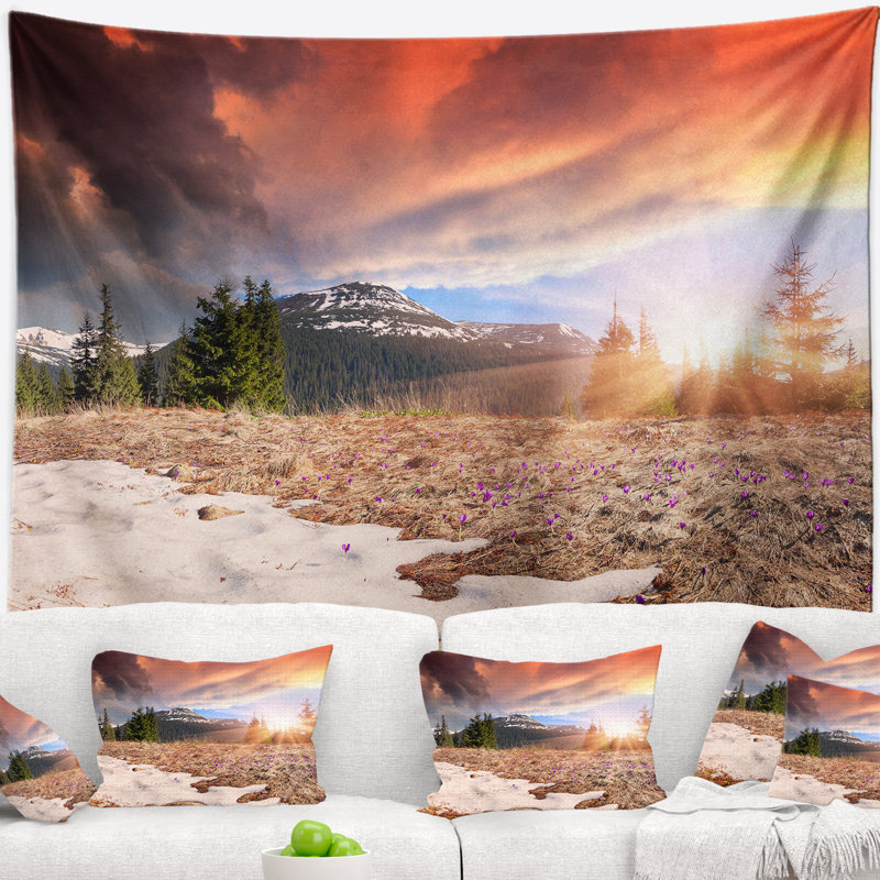 Tapisserie en fleurs dans les montagnes, H 78 po x l 92 po