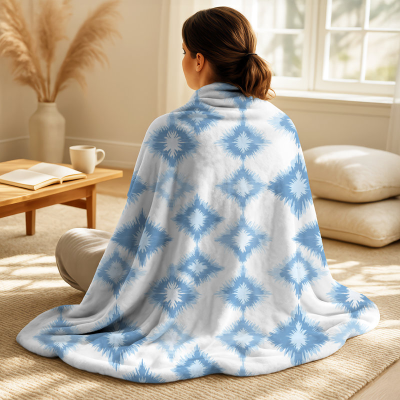 Bleu et blanc Whisper Ikat II - couverture polaire contemporaine, jeté chaud moderne