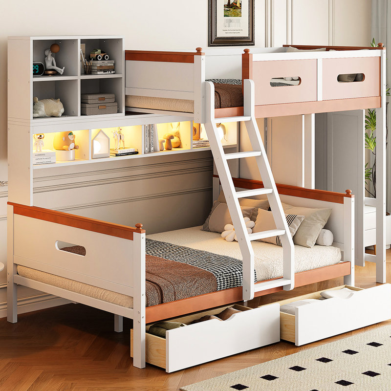 Lit superposé simple au-dessus d'un lit double avec rangement et tablettes lumineuses, blanc orangé, élégante pièce de chambre à coucher avec accents orange à finition éclairée, solution peu encombrante