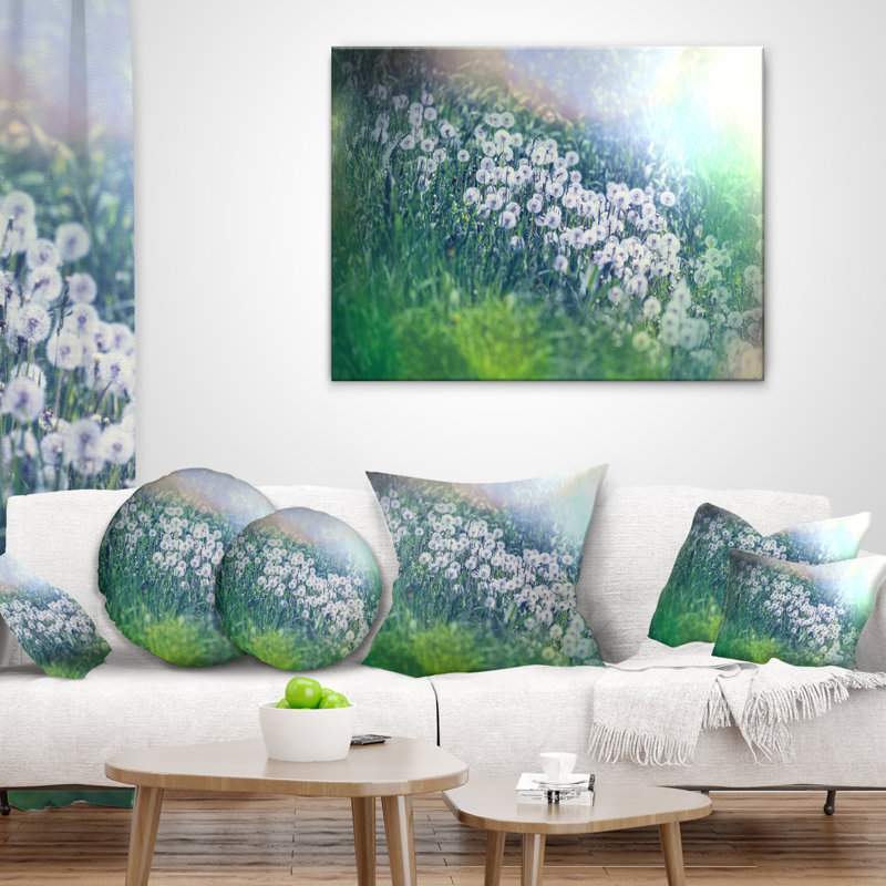 Plaine de montagne avec petites fleurs - coussin à imprimé floral, 16 po x 1 po, Coussin décoratif