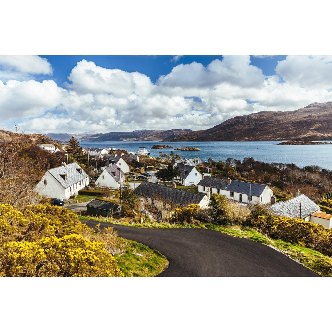 Kyle Of Lochalsh Village von Lucentius - Druck