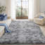 Tapis gris clair à poils longs-392077874