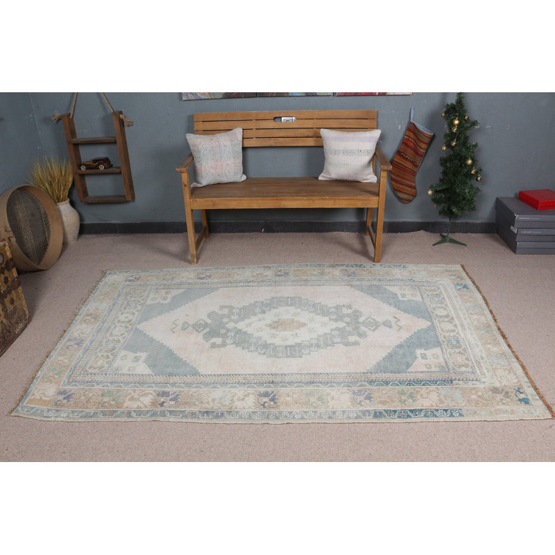 Le tapis rose turc de style anatolien rétro rehausse le décor de la salle à manger ou du salon avec des détails riches
