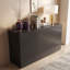 Buffet de 47,04 po en bois massif avec portes en acrylique et 2 tiroirs, console de rangement moderne pour la salle à manger et la cuisine, finition noire