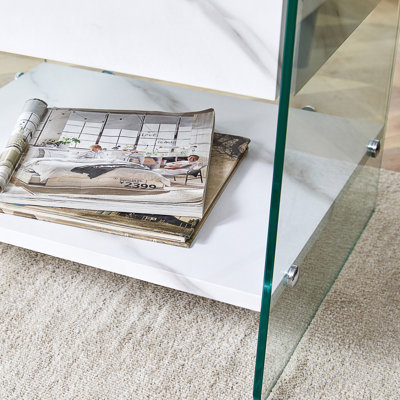 Table de chevet avec tiroirs. La surface de la planche est un autocollant en panneau de fibres à densité moyenne et les deux côtés sont en verre trempé transparent. La conception est simple et élégante, avec d'excellentes fonctions de rangement.