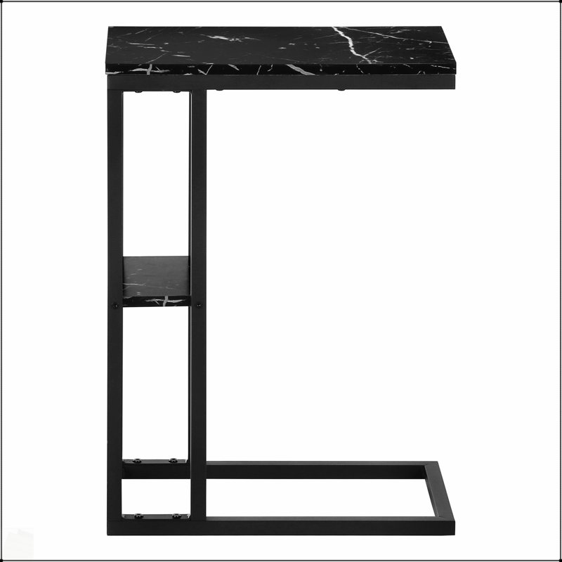 Table d'appoint en forme de C avec aspect marbre noir et structure en métal, parfaite pour un décor moderne et polyvalent.
