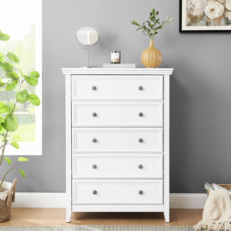 Commode spacieuse à 5 tiroirs. Commode blanche avec tiroirs tombants. Commode 31,5 po x 16,08 po x 44,3 po pour la maison. 5 pieds de rangement stables. 43,1 pouces de haut