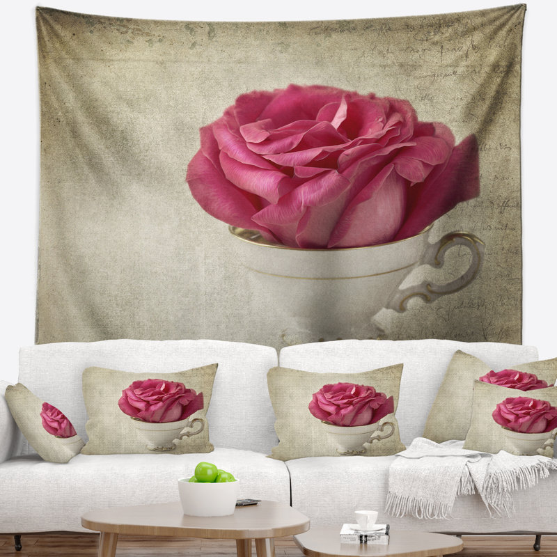 Tapisserie photographique «Red Rose in Cup», H 78 po x l 92 po