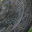 Table basse ronde en métal de 24 po avec motif martelé. Mobilier de salon et de chambre à coucher. Finition métallique brossée à la main, patins réglables, conception robuste et rétro. Table centrale.