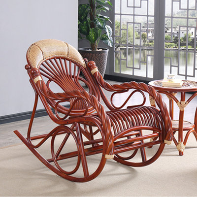 Chaise berçante en rotin tissé pour la maison