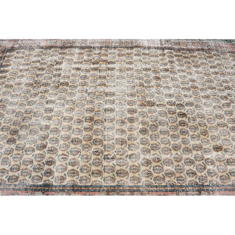 Tapis turc Artisan Vintage au motif unique avec des teintes de beige, de brun, de rouge et de vert pour une décoration intérieure élégante