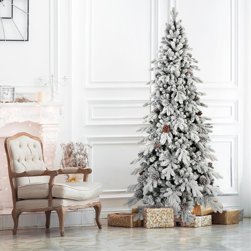 Arbre de Noël en flocage PE / PVC avec pommes de pin naturelles, conception peu encombrante, branches articulées, support en métal stable, aspect enneigé réaliste