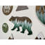 Plaque murale «Forest Bear» - noyer foncé avec des pins verts - décor de bois rustique pour chambre de bébé, chambre à coucher, chalet, bureau ou grotte d'homme