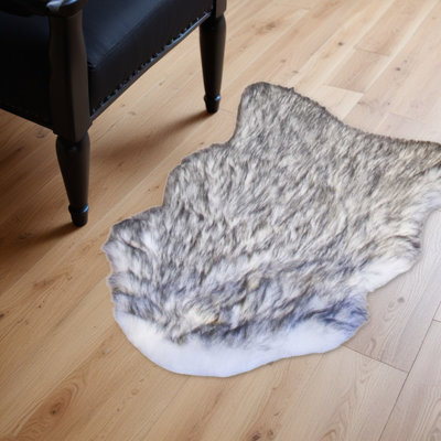 Tapis gris lavable en fausse peau de mouton 2 pi x 3 pi Desberg