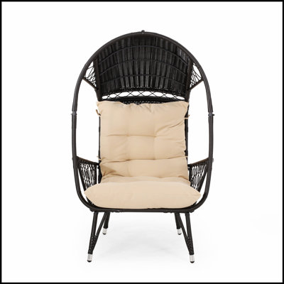 Chaise à panier Malia avec faux-rotin durable et coussins moelleux résistants à l'eau pour un confort ultime