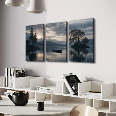 Tableau sur toile représentant un coucher de soleil sur un lac côtier et un paysage de bateau en montagne, idéal pour une chambre ou une salle à manger.