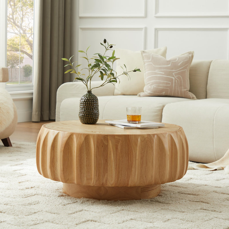 Table basse ronde en bois massif sculpté au design sculptural élégant