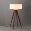 Lampe de table à trépied en bois massif 31 po Quattro-96191268