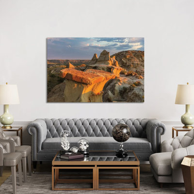 Sculpted Badlands Formations at First Light in Theodore Roosevelt National Park, North Dakota, USA par Chuck Haney - Photographie de toile tendue