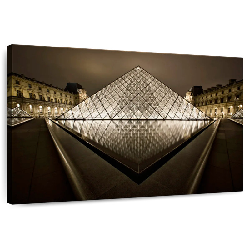 Lilie le Louvre à Paris après la tombée de la nuit II