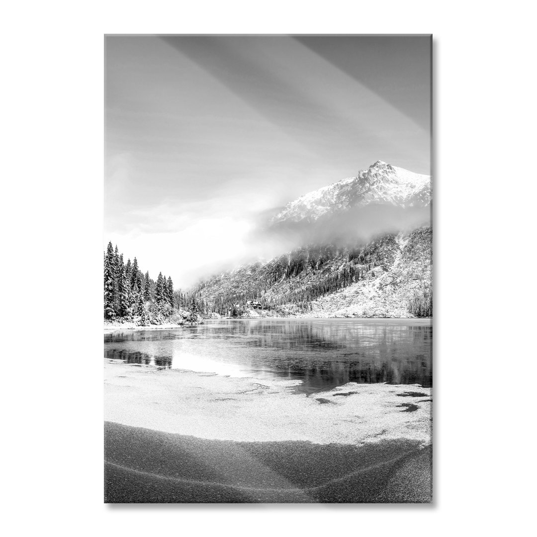 Glasbild Winterlandschaft mit gefrorenem Bergsee, monochrom