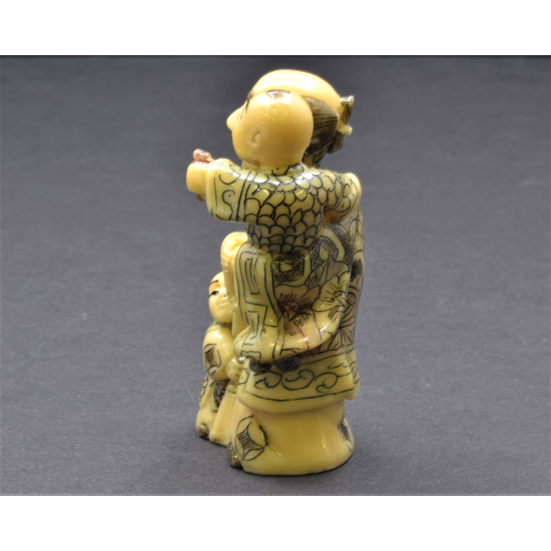 Figurine japonaise tenant un bébé Netsuke