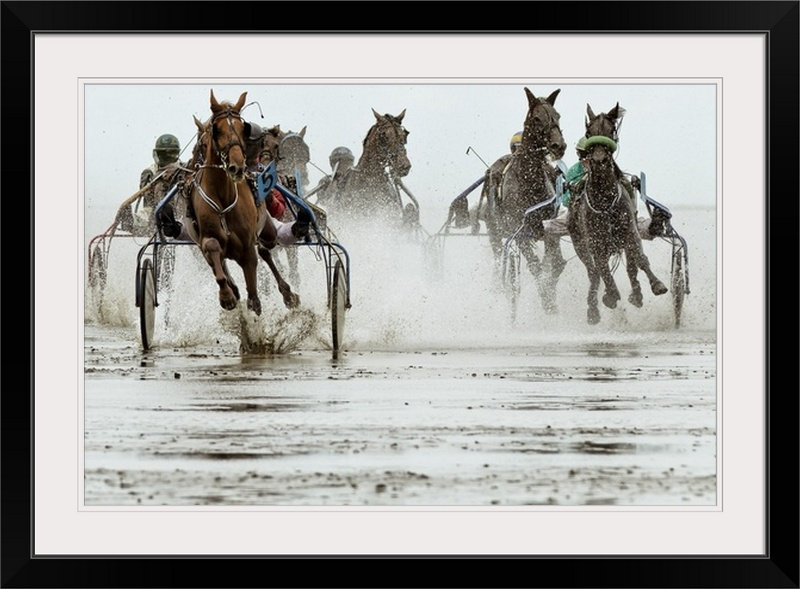 «Straub The Race» par M. Hulsbusch - reproduction de photo, H 24 po x l 32 po x P 1 po, Cadre noir