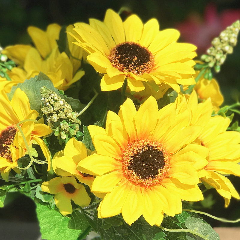 Arrangement floral à tournesol en soie dans un vase