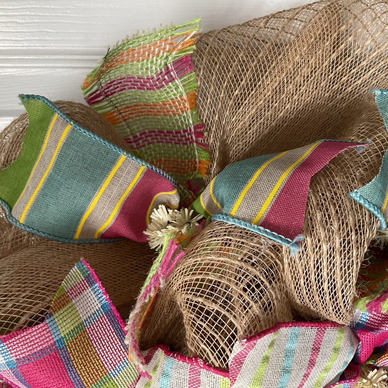 Couronne de Pâques avec œuf en toile de jute décorée